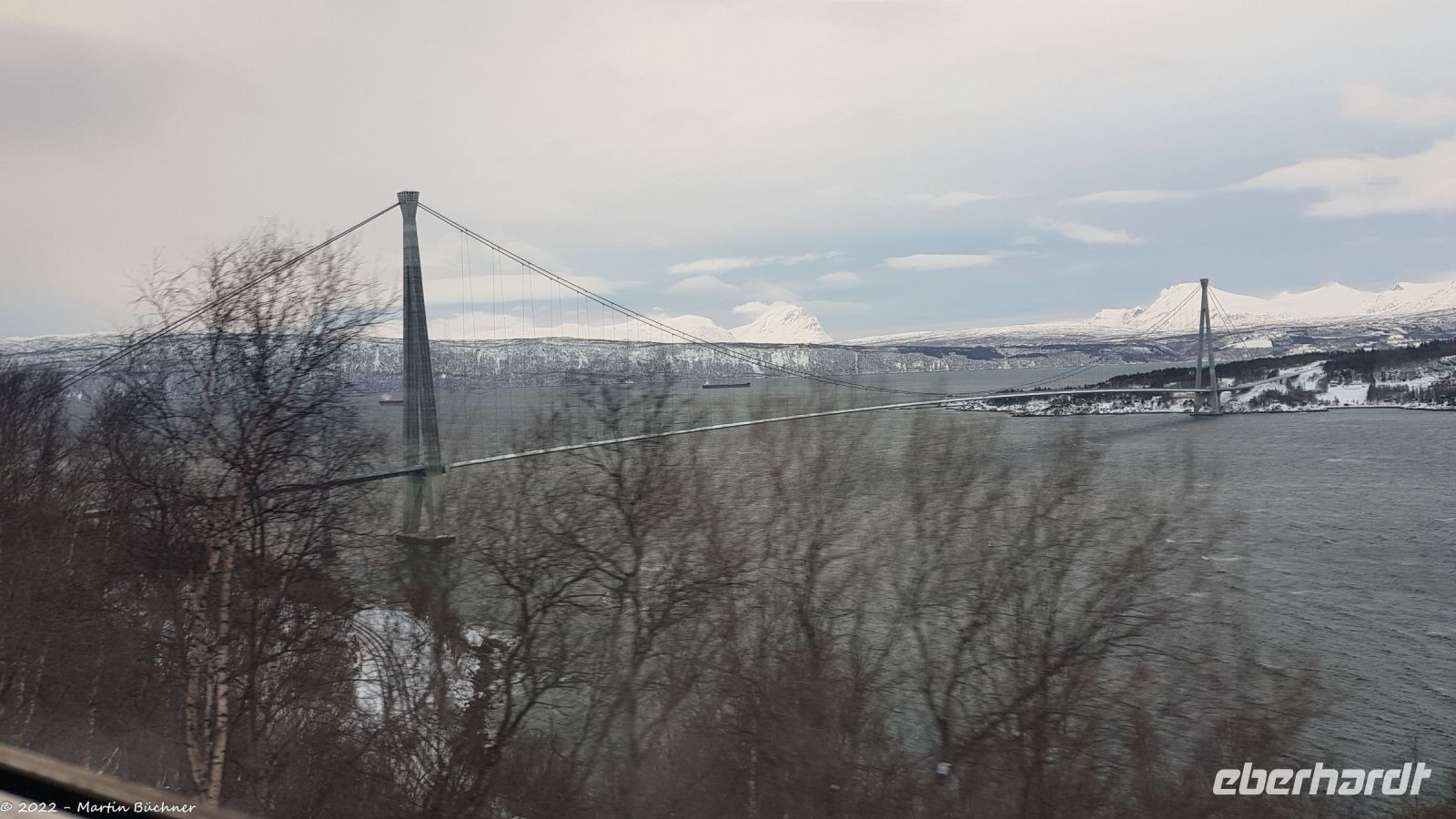 Die Hålogaland-Hängebrücke über den Meeresarm Rombaken (Ofotenfjord)