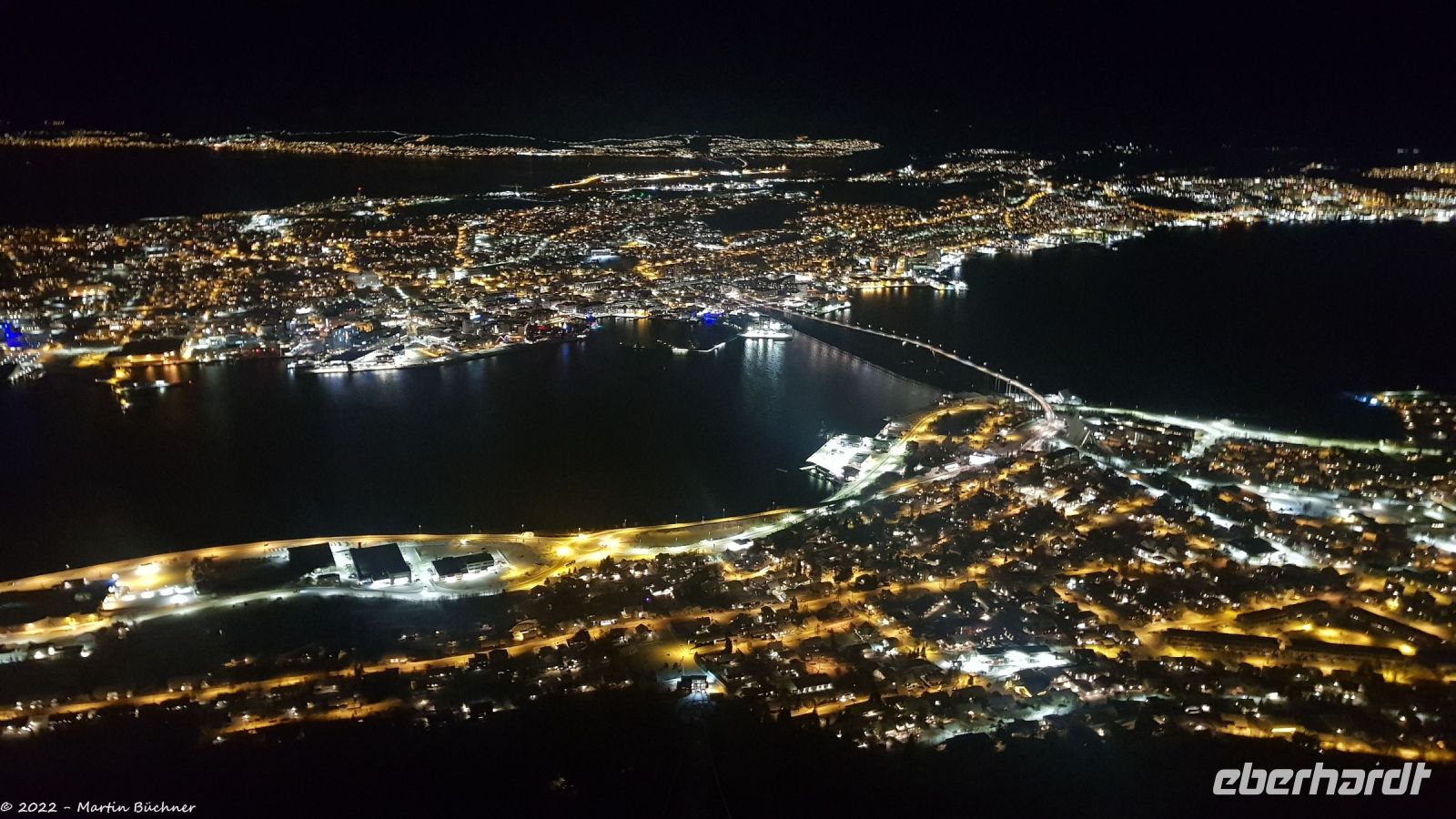Blick vom Storsteinen - Auffahrt mit dem Fjellheisen - Blick auf die Insel Tromsøya - das eigentliche Tromsø jenseits der Brücke
