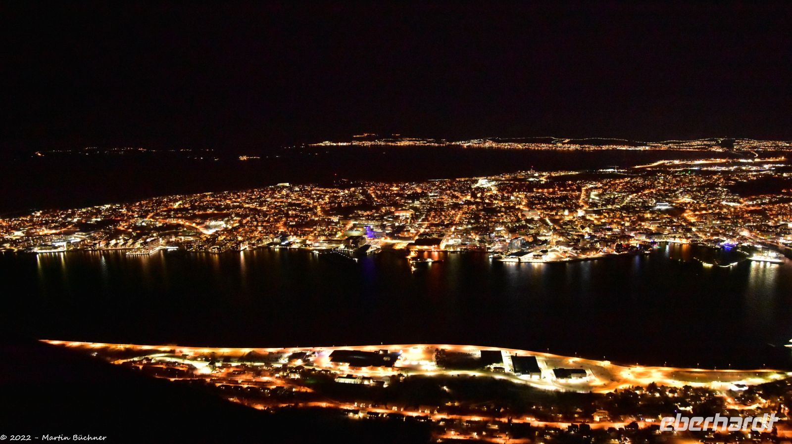 Blick vom Storsteinen - Auffahrt mit dem Fjellheisen - Blick auf die Insel Tromsøya - das eigentliche Tromsø jenseits der Brücke
