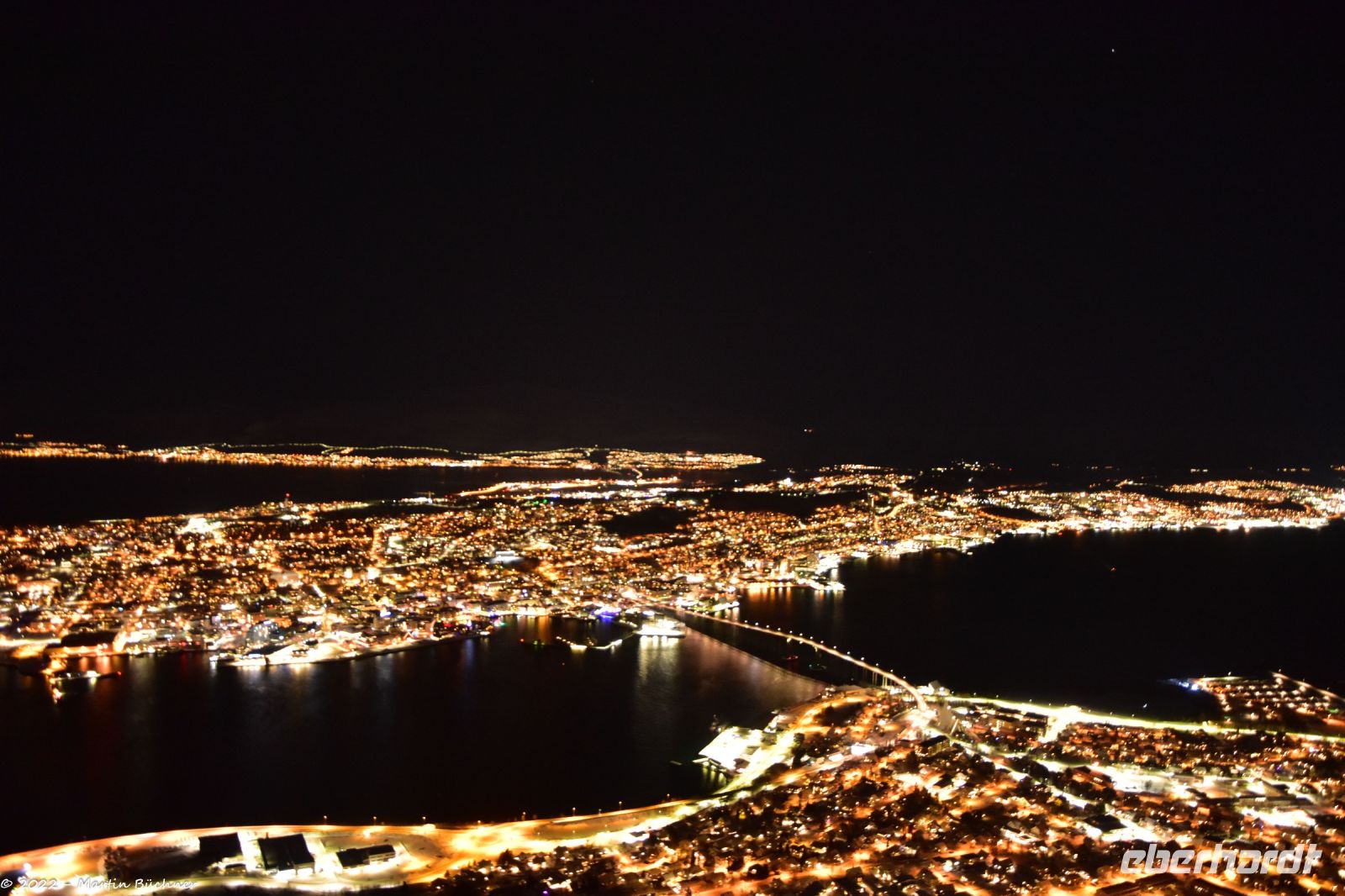 Blick vom Storsteinen - Auffahrt mit dem Fjellheisen - Blick auf die Insel Tromsøya - das eigentliche Tromsø jenseits der Brücke