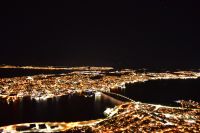 Blick vom Storsteinen - Auffahrt mit dem Fjellheisen - Blick auf die Insel Tromsøya - das eigentliche Tromsø jenseits der Brücke