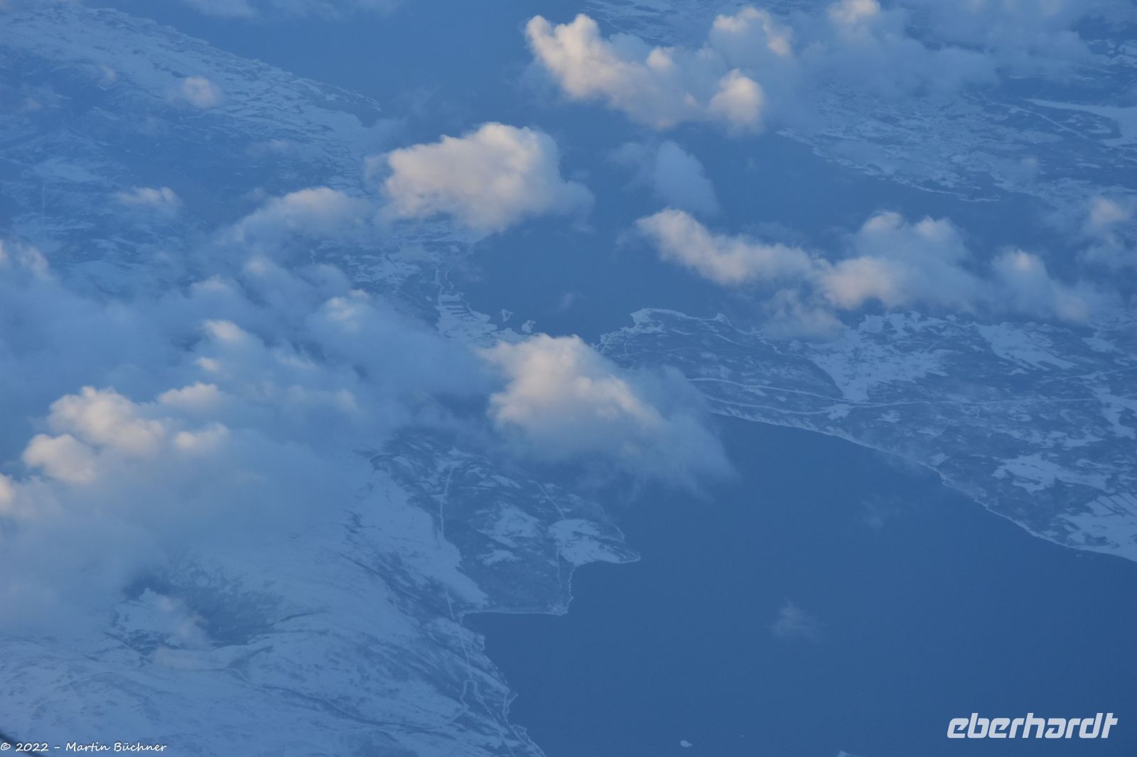 Traumhaftes Rückflug-Wetter von Tromsø direkt nach Dresden - Saltstraumen bei Bodø - stärkster Gezeitenstrom der Welt (Mitte unter der Wolke)