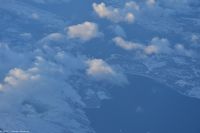 Traumhaftes Rückflug-Wetter von Tromsø direkt nach Dresden - Saltstraumen bei Bodø - stärkster Gezeitenstrom der Welt (Mitte unter der Wolke)