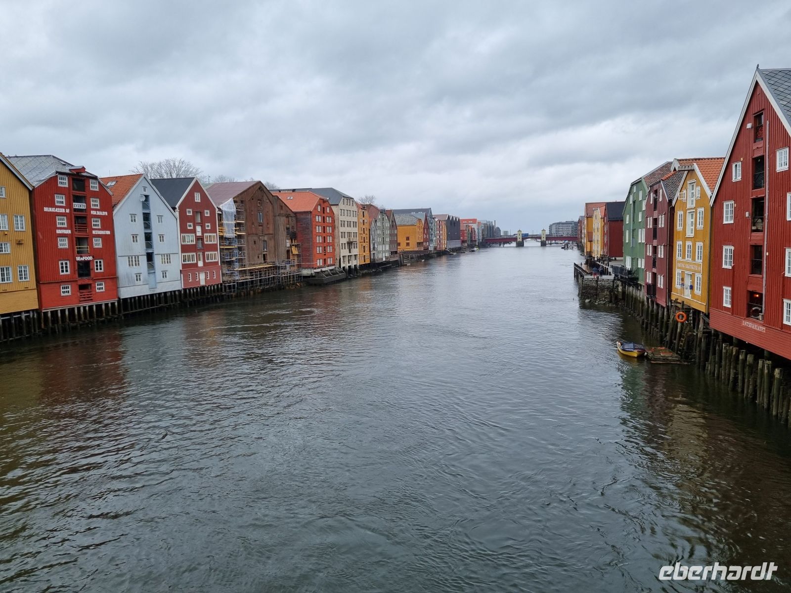 Trondheim - Blick von der Alten Stadtbrücke auf die Speicherhäuser am Fluss Nidelva 