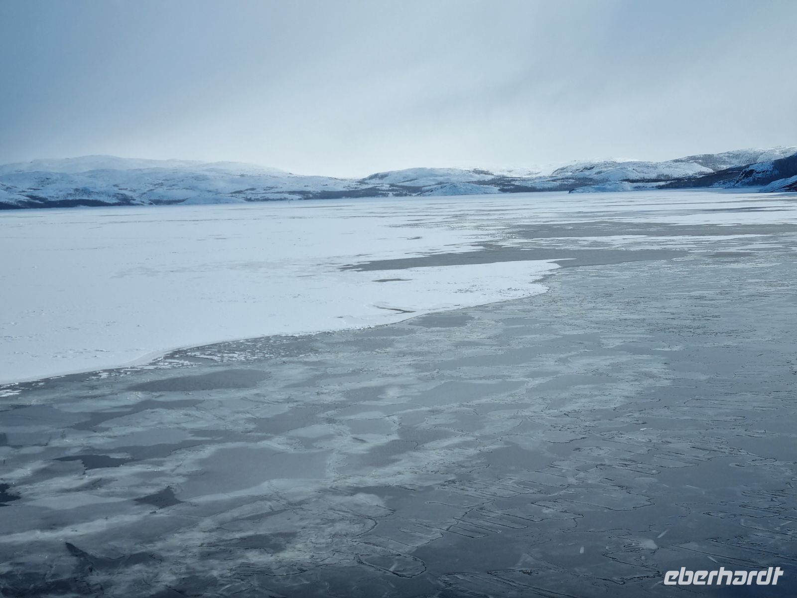 ...unterwegs von Vadsø nach Kirkenes... - Eisschollen auf dem Kirkenesfjord