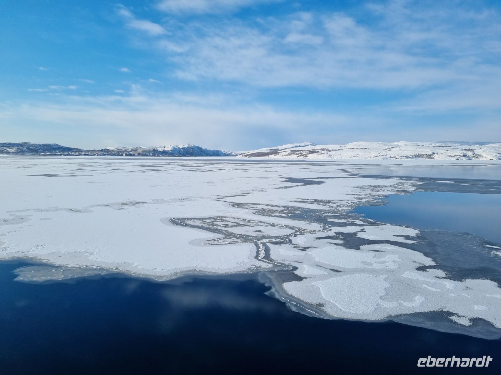 ...unterwegs von Vadsø nach Kirkenes... - Eisschollen auf dem Kirkenesfjord