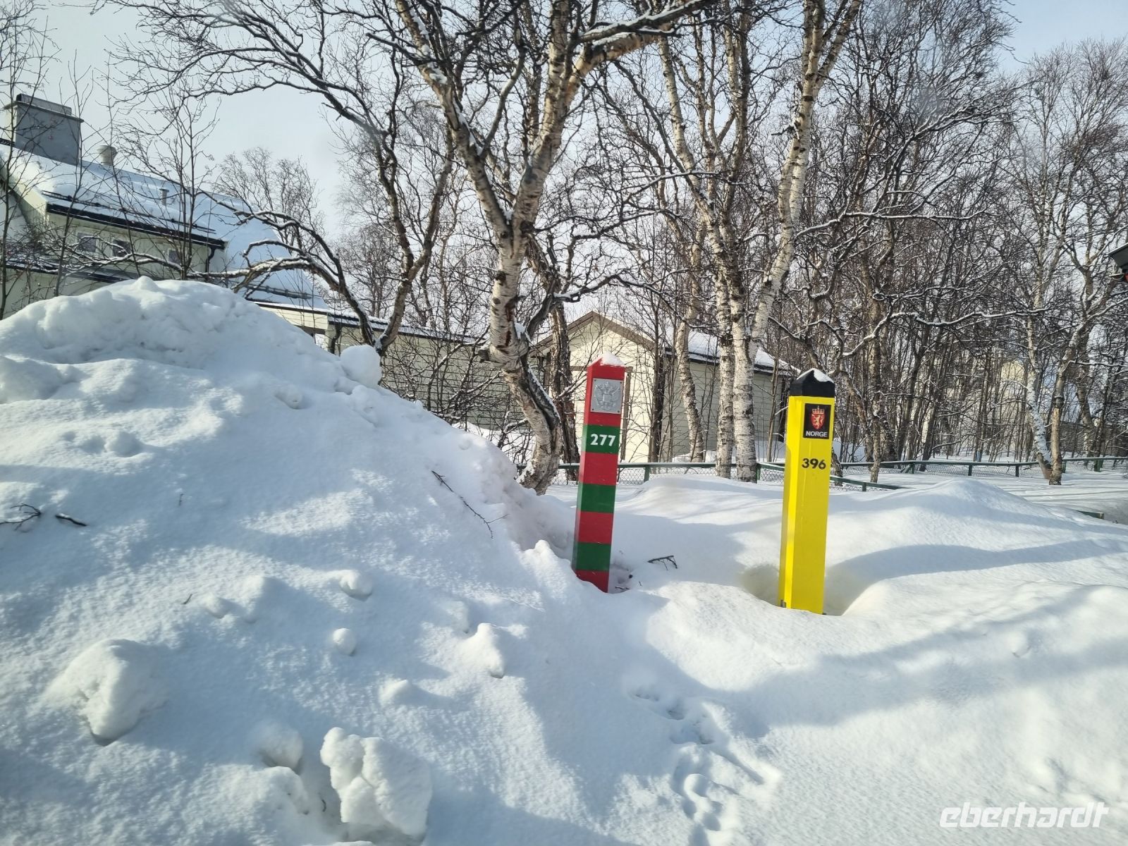 Kirkenes - Grenzmarkierung zwischen Russland (rot und grün) und Norwegen (gelb)