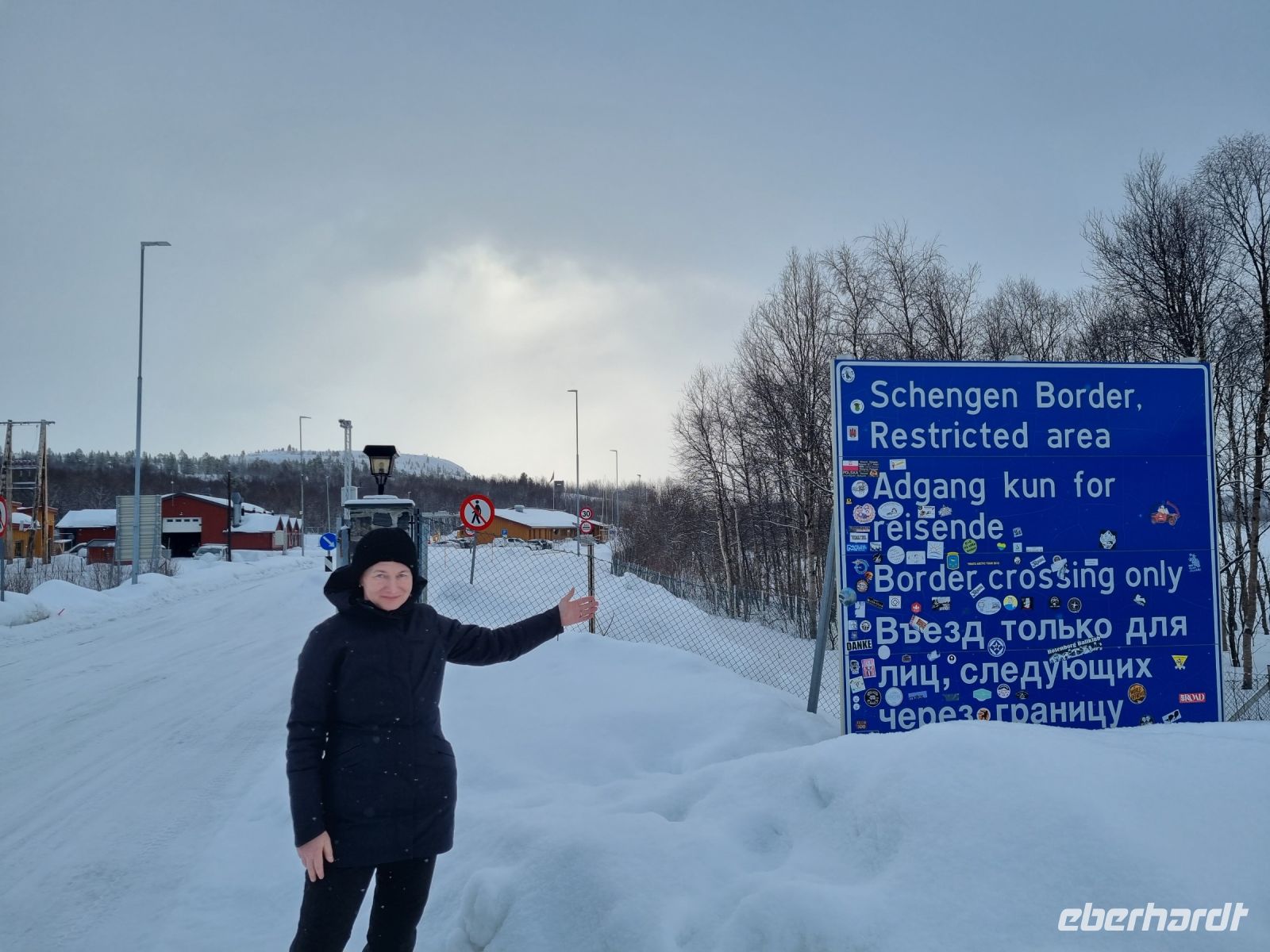 Kirkenes - Reisebegleiterin Katrin an der norwegisch-russische Grenze