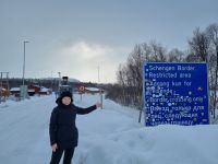 Kirkenes - Reisebegleiterin Katrin an der norwegisch-russische Grenze