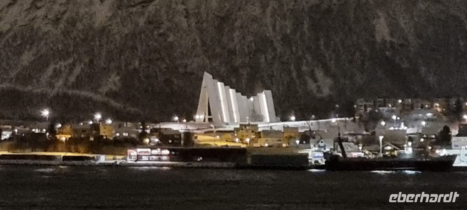 Tromsø bei Nacht... (Eismeerkathedrale)