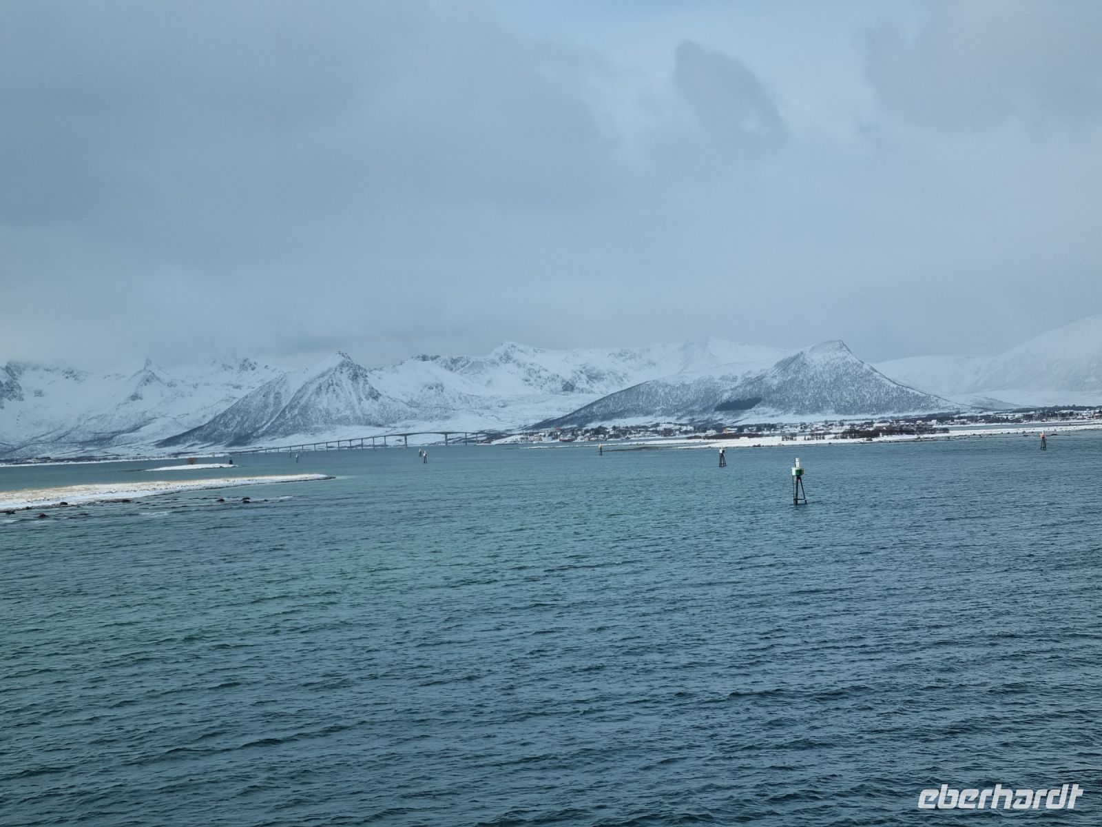 ...unterwegs zwischen Harstad und Stamsund... (Fahrt durch den Risøy-Kanal)