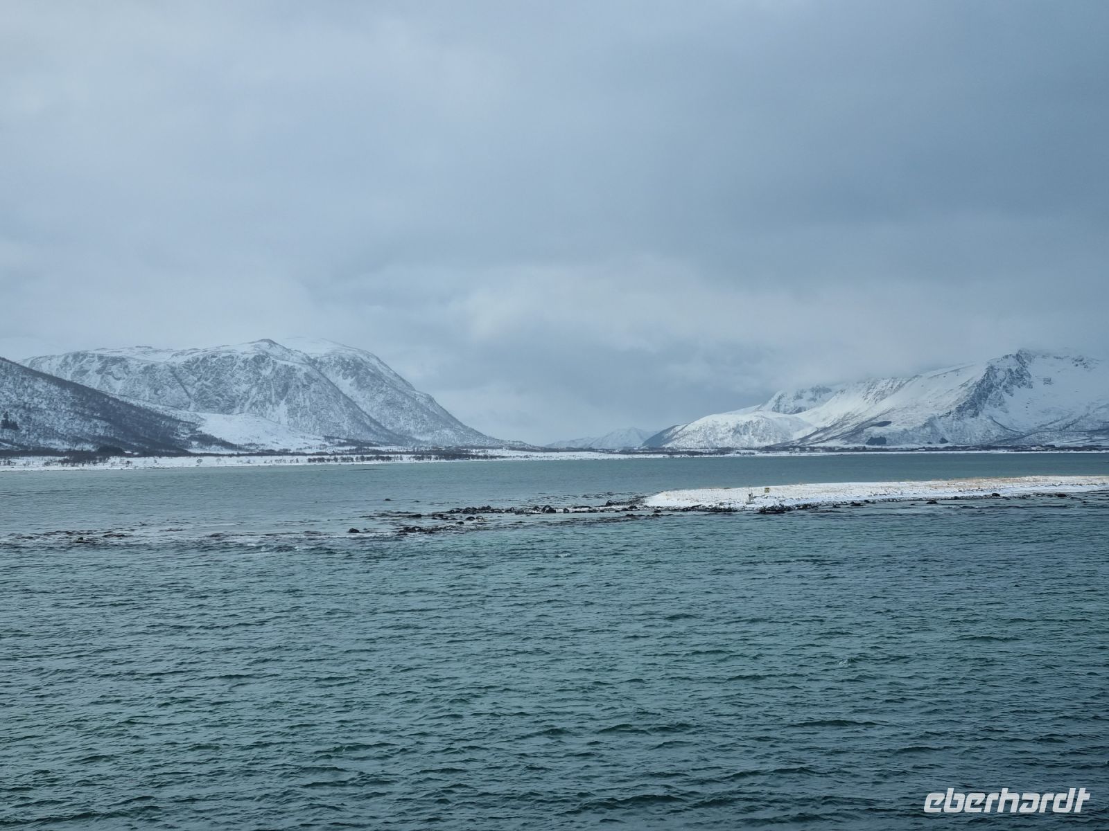 ...unterwegs zwischen Harstad und Stamsund... (Fahrt durch den Risøy-Kanal)