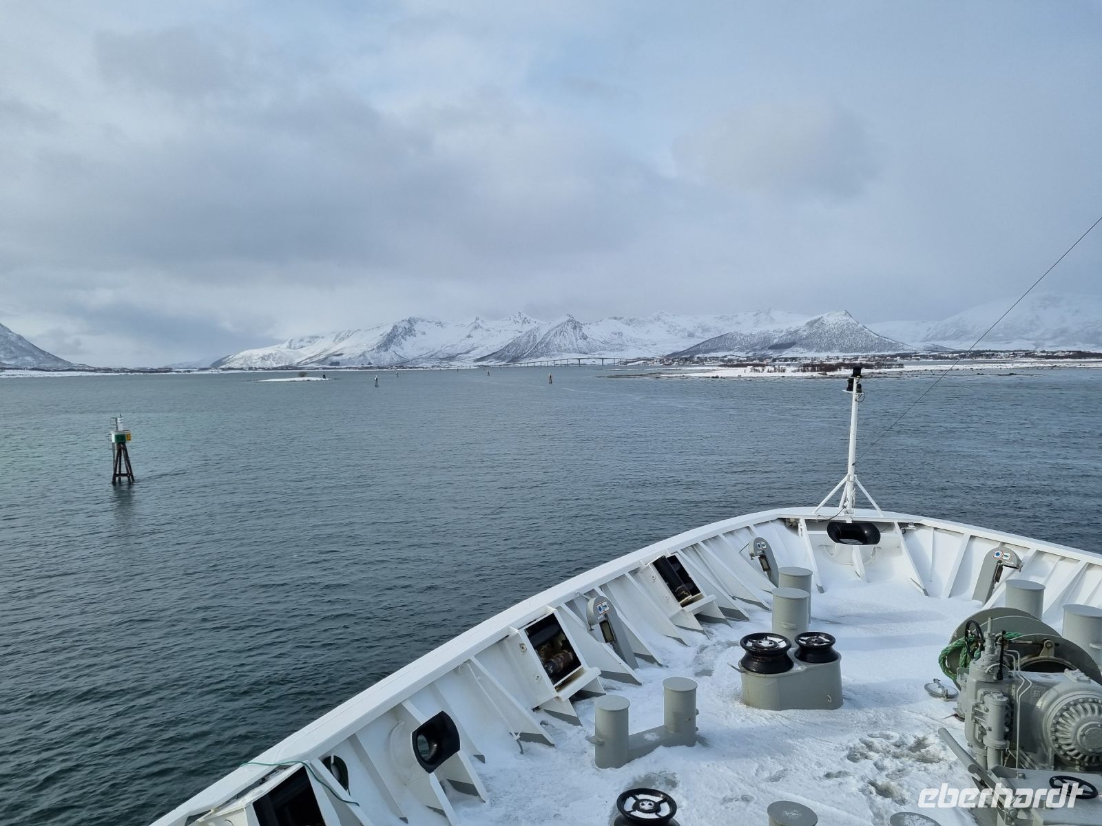 ...unterwegs zwischen Harstad und Stamsund... (Fahrt durch den Risøy-Kanal)