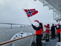 Begrüßung der Hurtigruten-Ausflugsgäste an der Sortland-Brücke