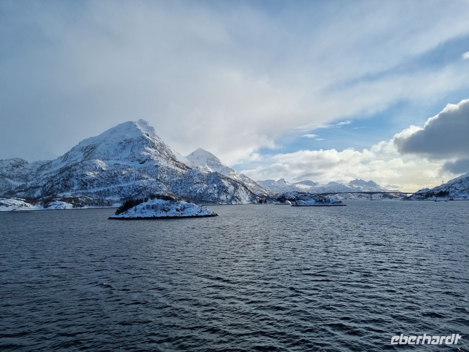 Fahrt durch den Raftsund (Wasserstraße zwischen den Lofoten und Vesterålen)