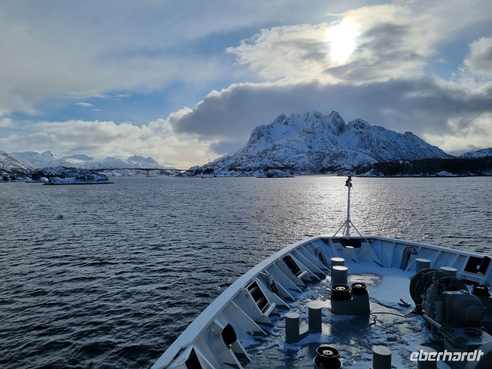 Fahrt durch den Raftsund (Wasserstraße zwischen den Lofoten und Vesterålen)