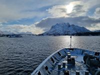 Fahrt durch den Raftsund (Wasserstraße zwischen den Lofoten und Vesterålen)