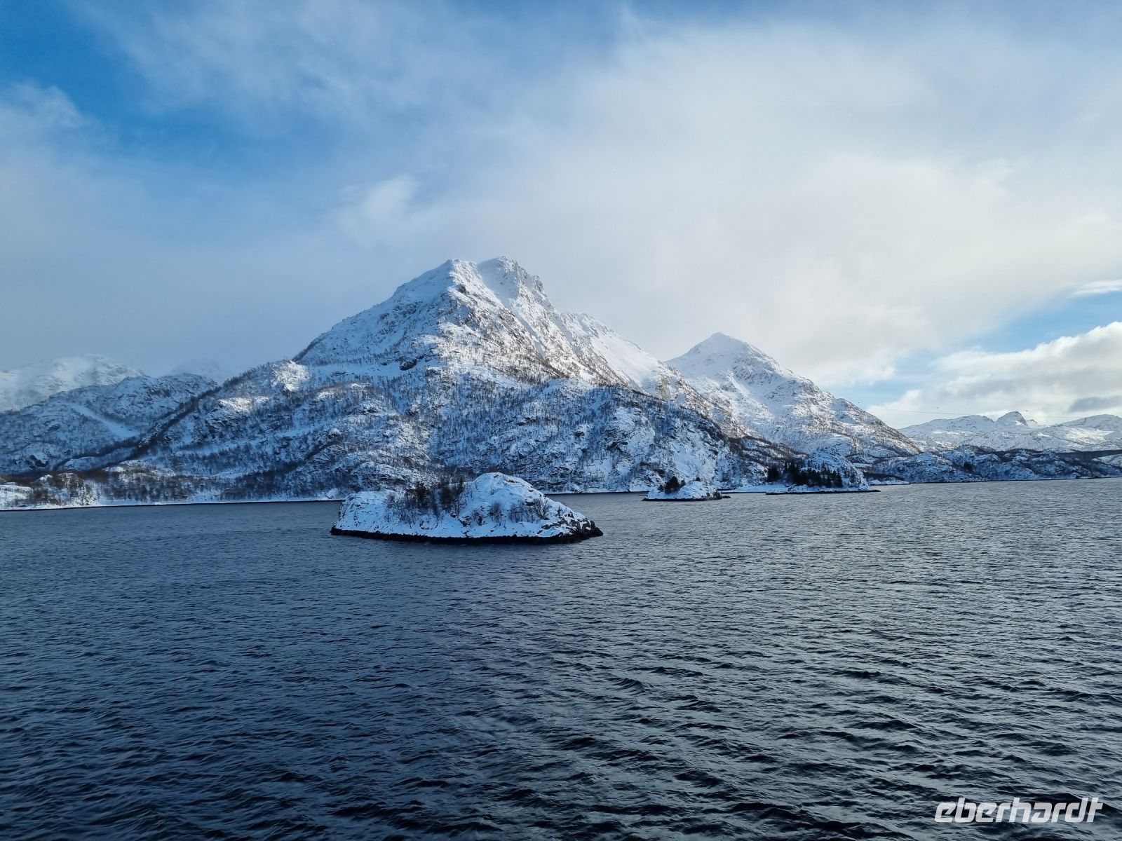Fahrt durch den Raftsund (Wasserstraße zwischen den Lofoten und Vesterålen)