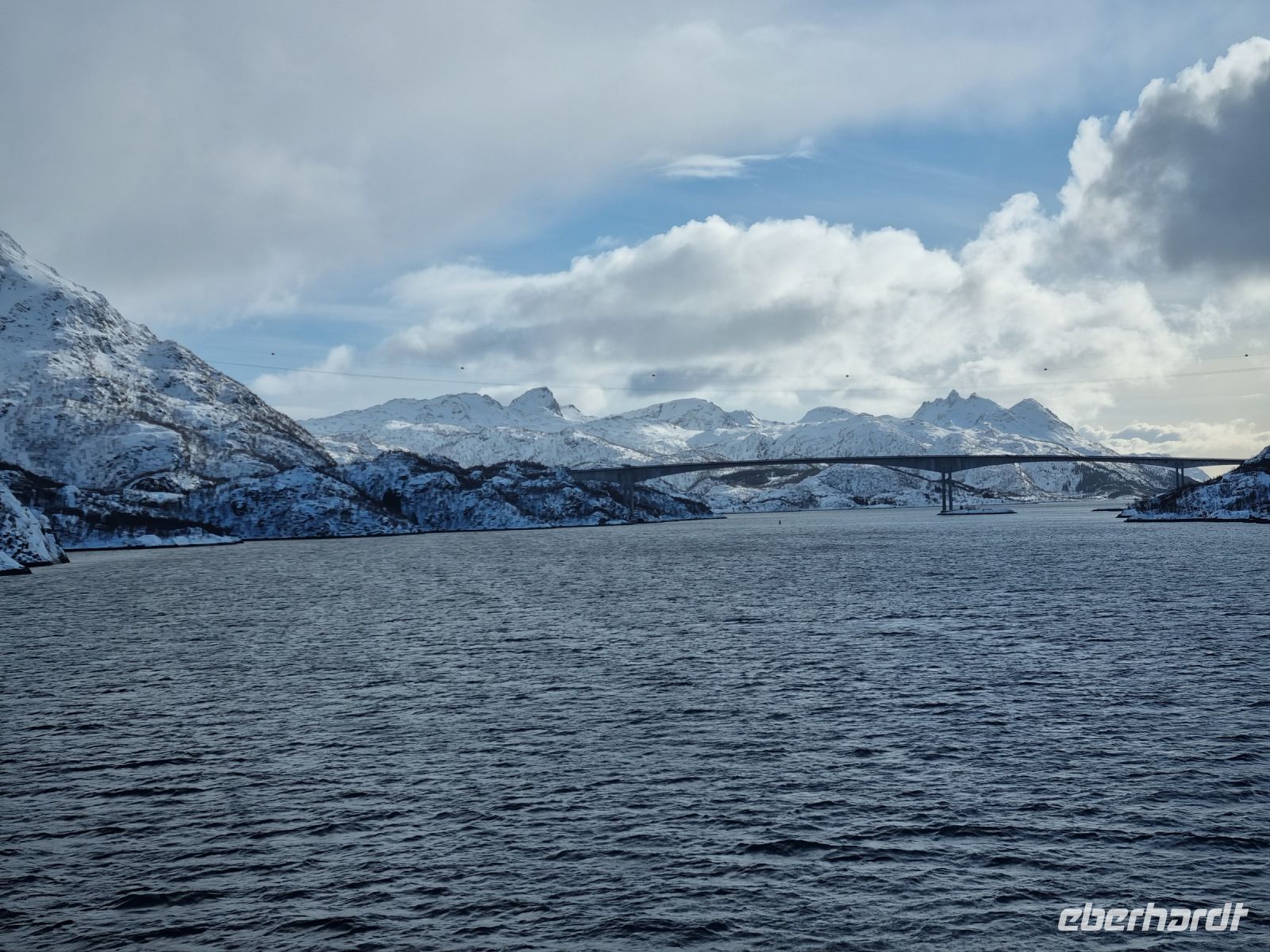 Fahrt durch den Raftsund (Wasserstraße zwischen den Lofoten und Vesterålen - Raftsundbrücke)