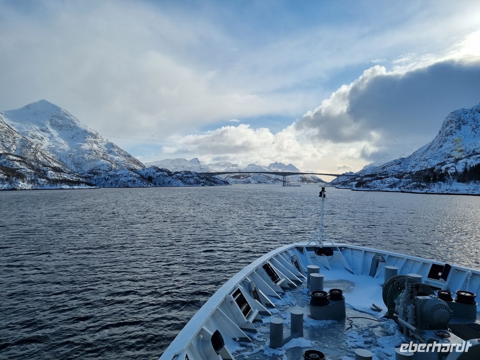 Fahrt durch den Raftsund (Wasserstraße zwischen den Lofoten und Vesterålen - Raftsundbrücke)