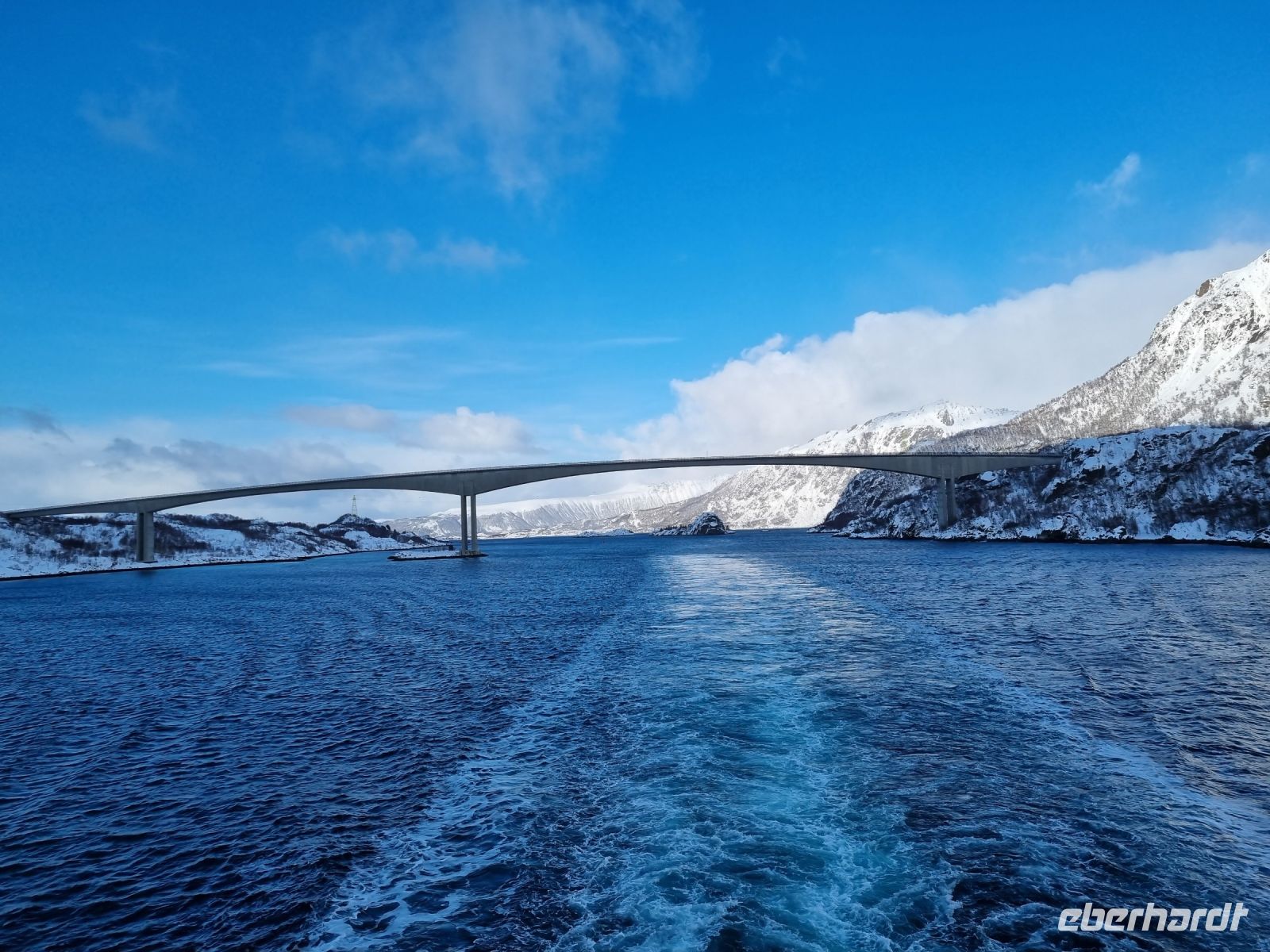 Fahrt durch den Raftsund (Wasserstraße zwischen den Lofoten und Vesterålen - Raftsundbrücke)