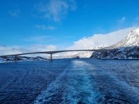 Fahrt durch den Raftsund (Wasserstraße zwischen den Lofoten und Vesterålen - Raftsundbrücke)