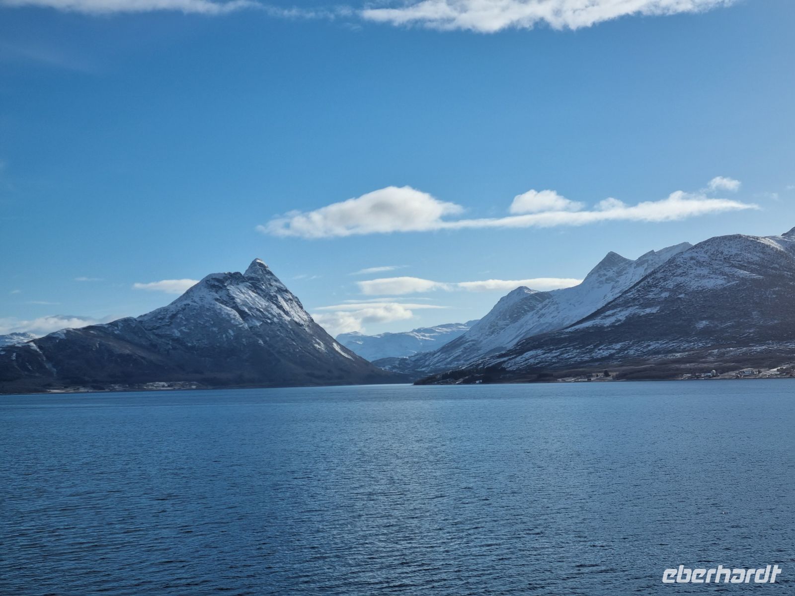 Helgelandküste zwischen Ørnes und Nesna... (Blick zum Svartisen-Gletscher)
