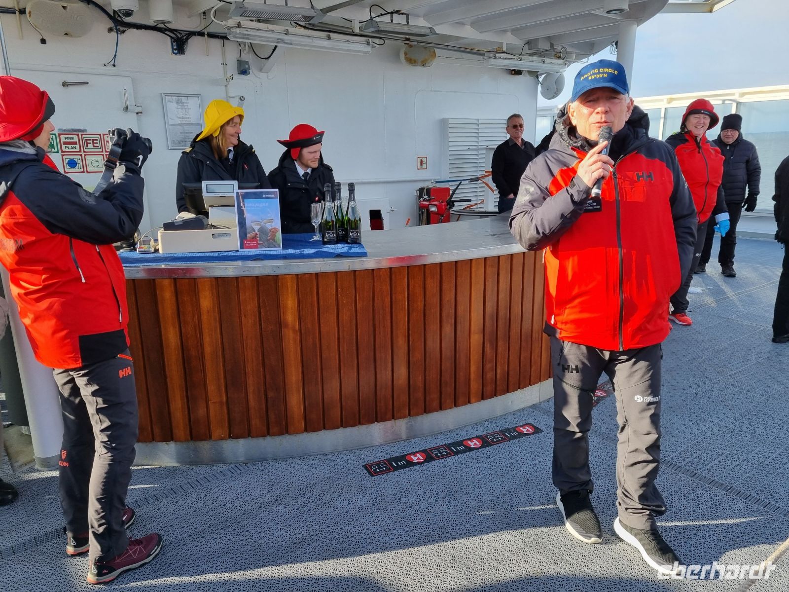 Polarkreis-Zeremonie mit Lebertran...