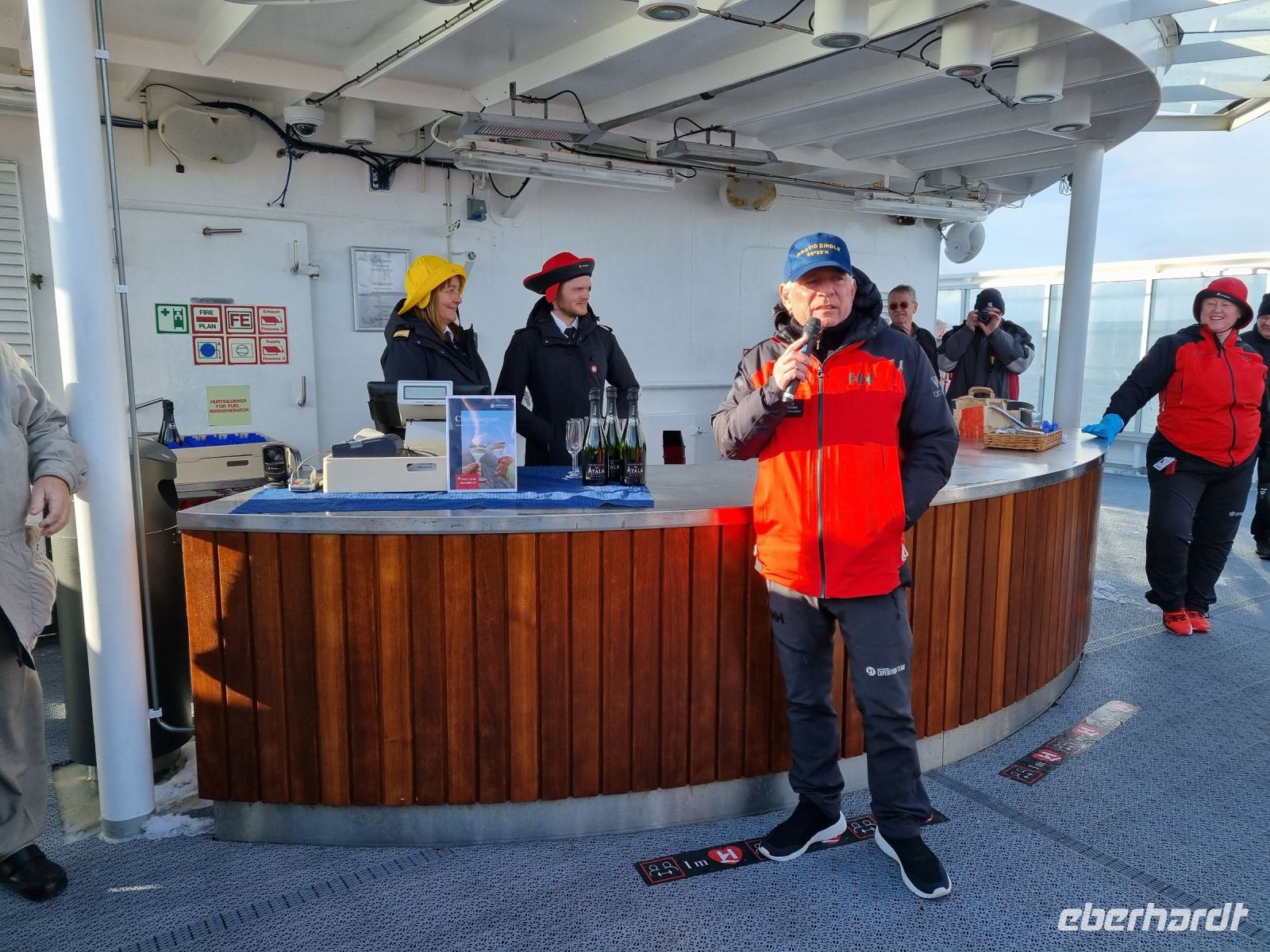 Polarkreis-Zeremonie mit Lebertran... 
