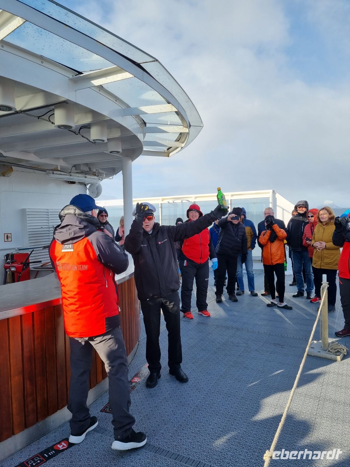 Polarkreis-Zeremonie mit Lebertran...