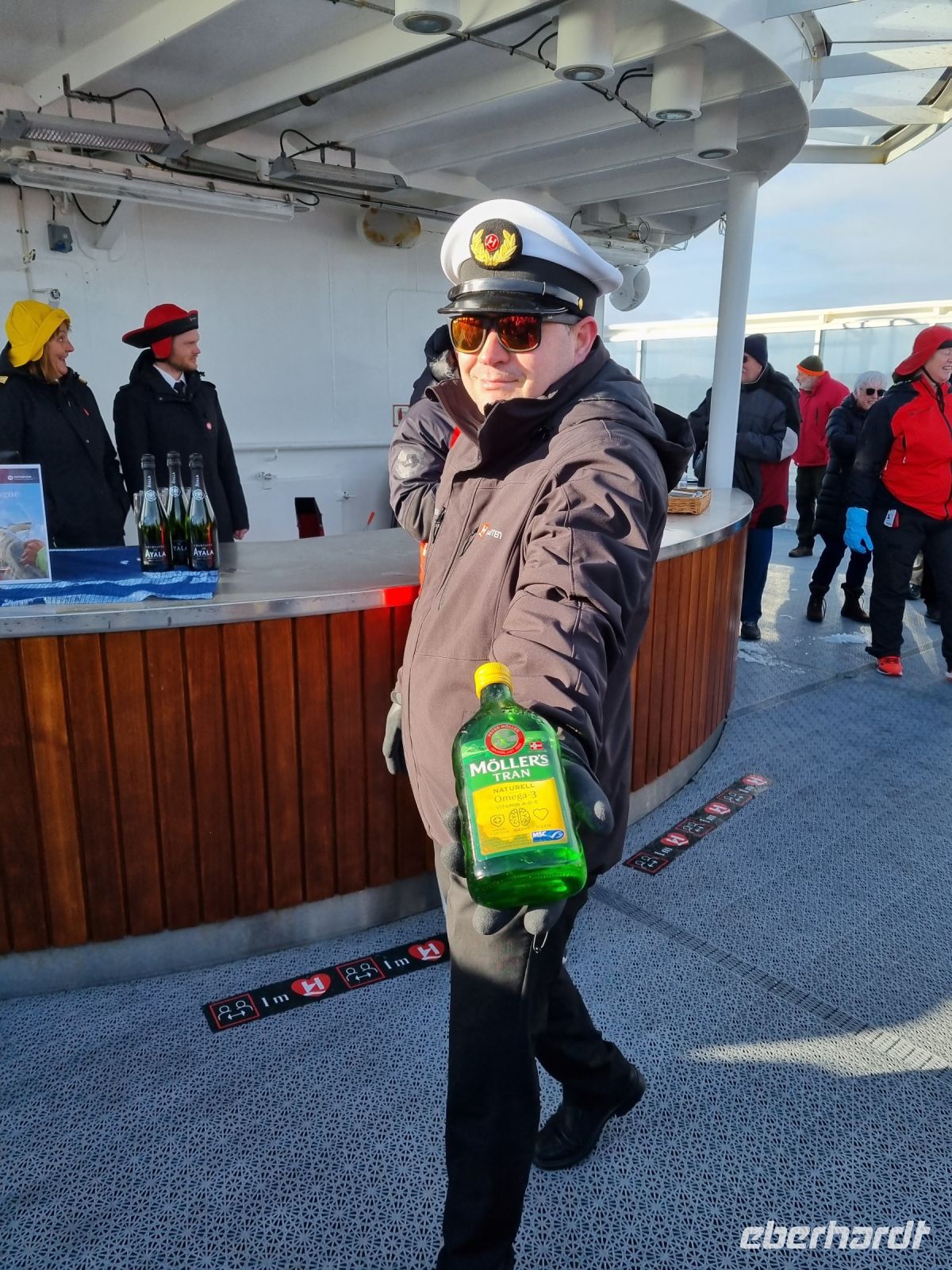 Polarkreis-Zeremonie mit Lebertran...