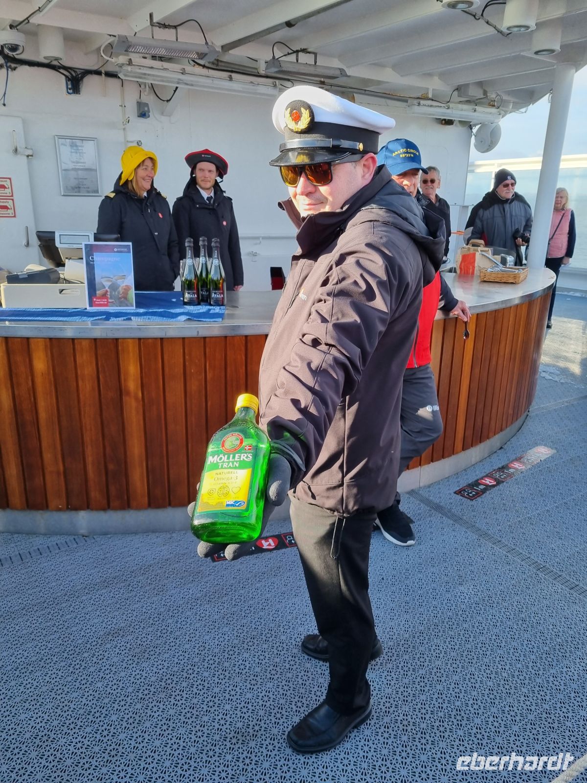 Polarkreis-Zeremonie mit Lebertran...