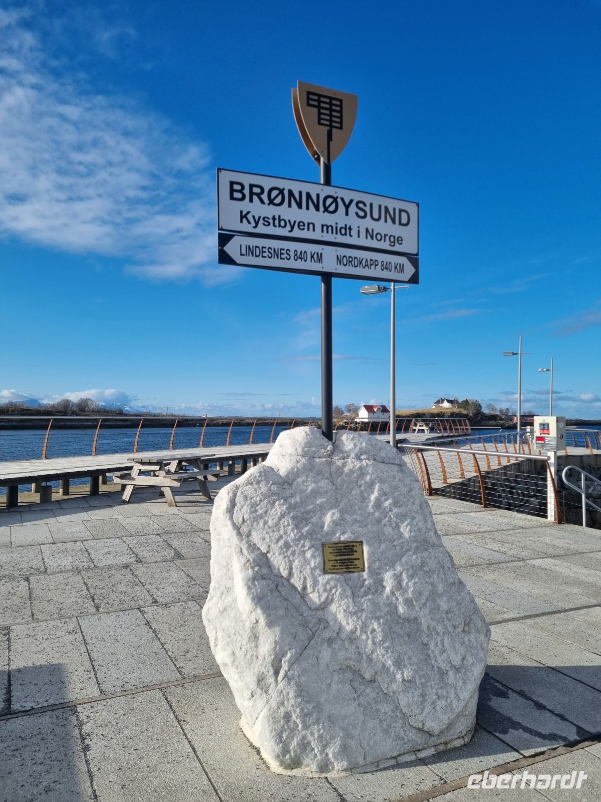 Brønnøysund - geographischer Mittelpunkt Norwegens 