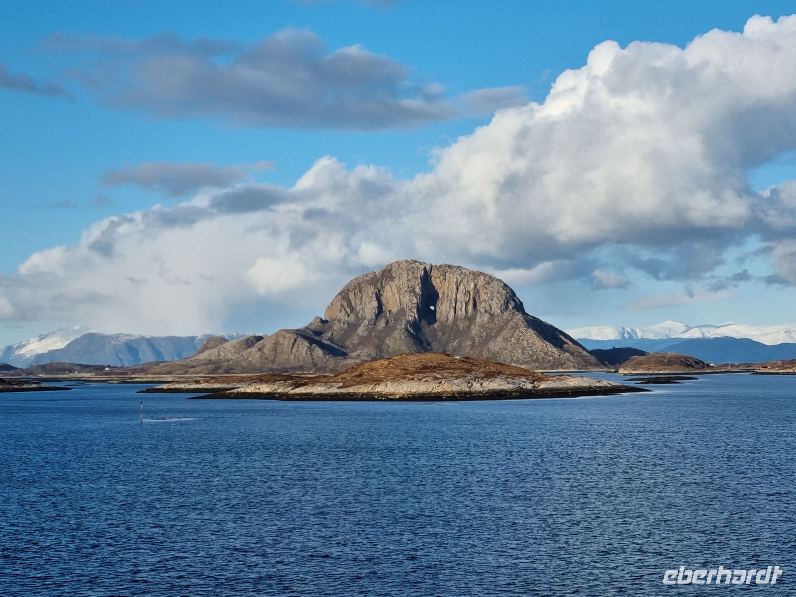 Helgelandküste - Berg Torghatten 