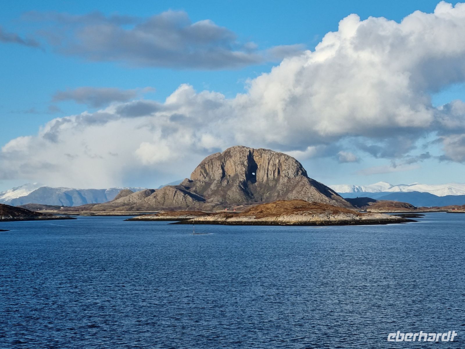 Helgelandküste - Berg Torghatten 