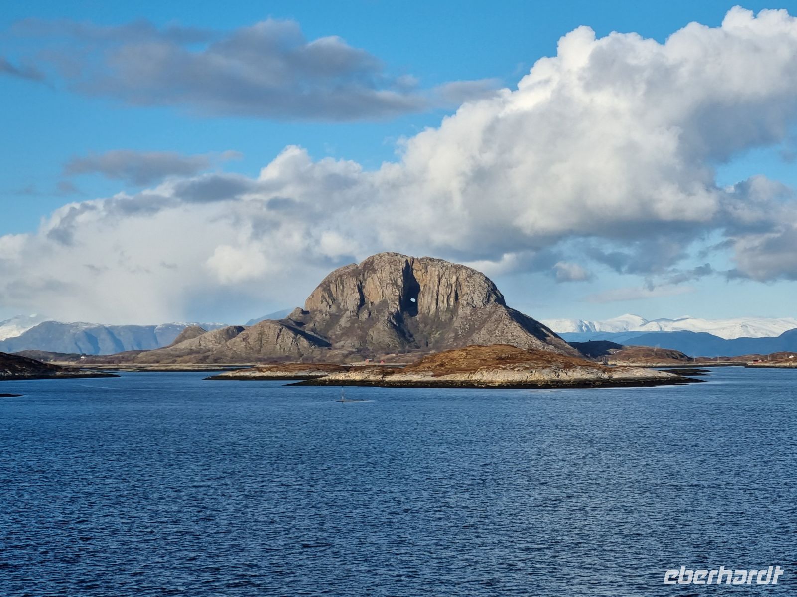 Helgelandküste - Berg Torghatten 