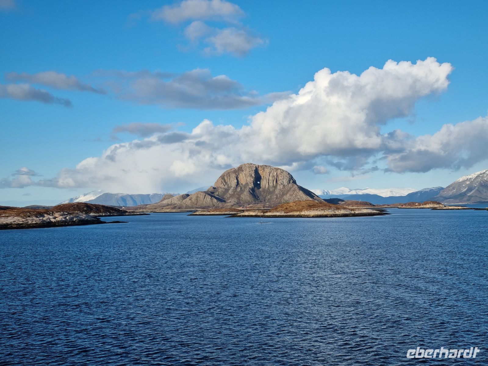 Helgelandküste - Berg Torghatten 