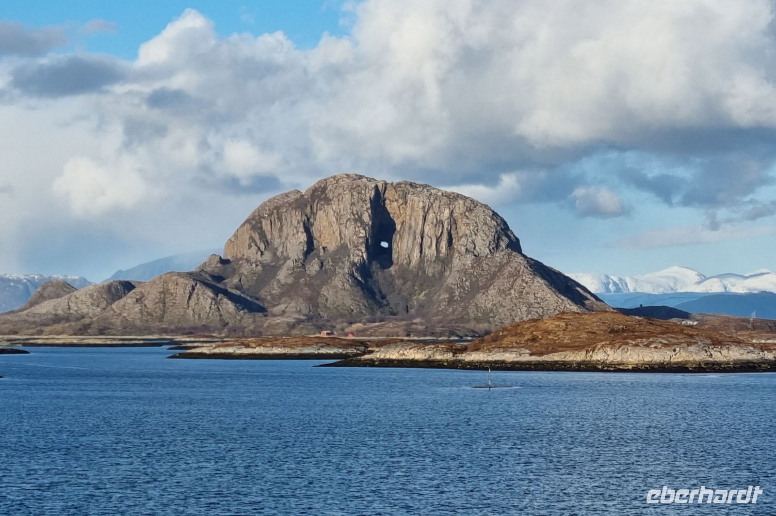 Helgelandküste - Berg Torghatten 
