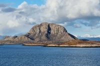 Helgelandküste - Berg Torghatten 