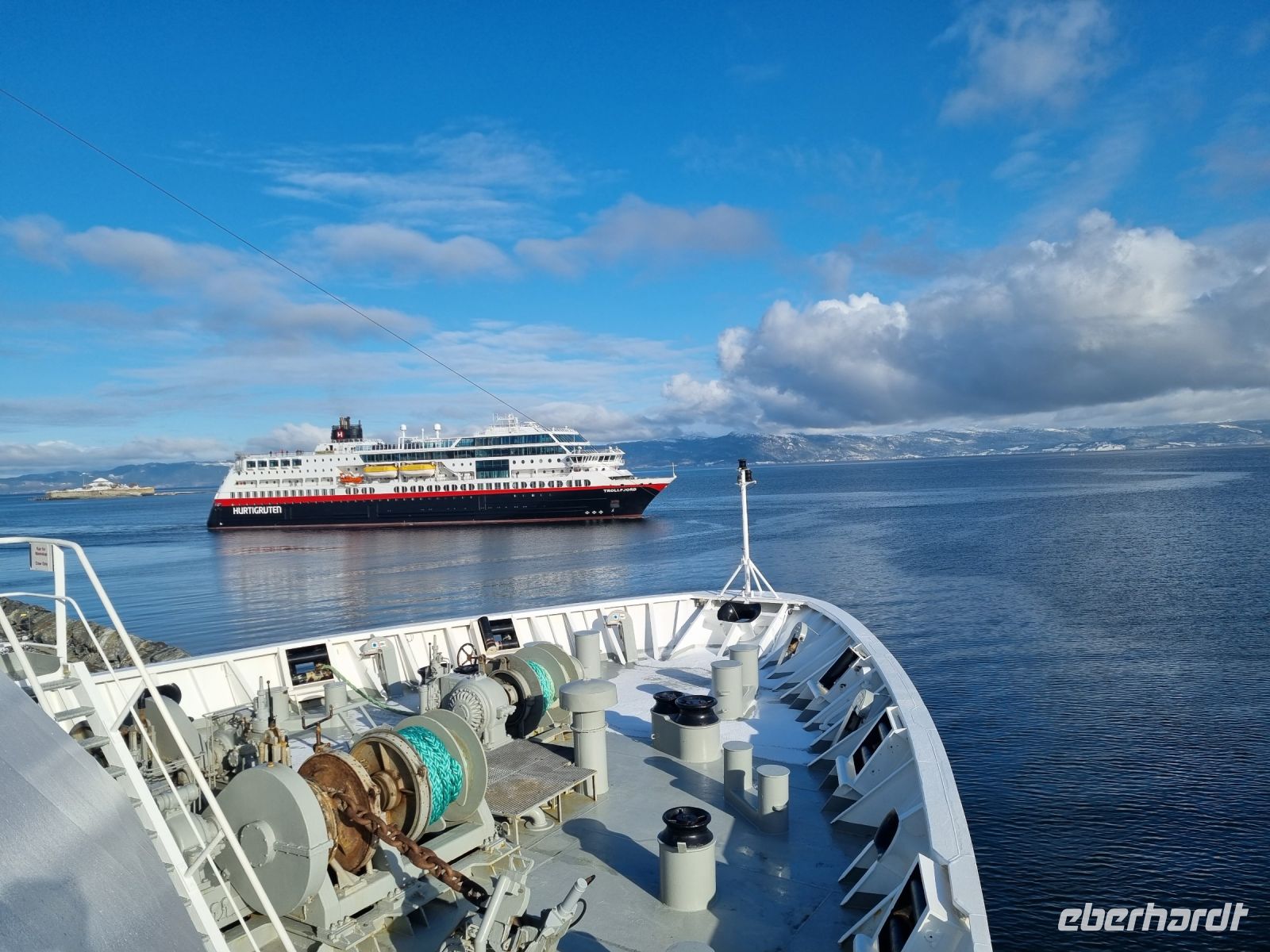 Trondheimfjord - Begegnung mit dem nordwärts gehenden Hurtigrutenschiff 