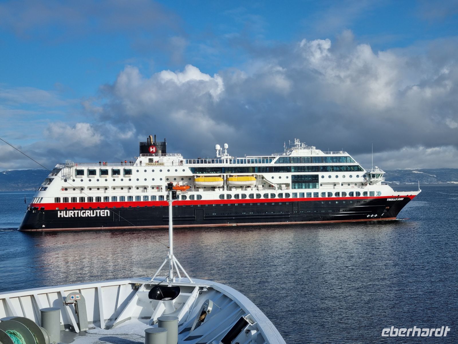 Trondheimfjord - Begegnung mit dem nordwärts gehenden Hurtigrutenschiff 