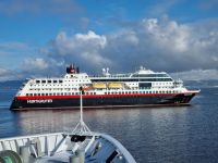 Trondheimfjord - Begegnung mit dem nordwärts gehenden Hurtigrutenschiff 