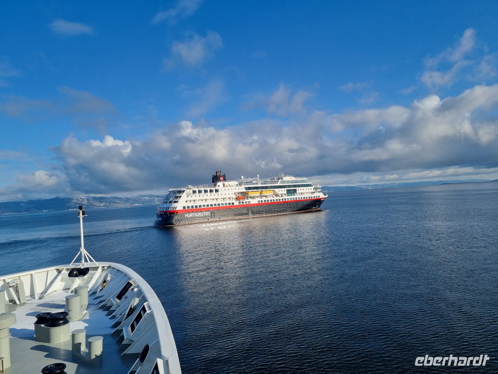 Trondheimfjord - Begegnung mit dem nordwärts gehenden Hurtigrutenschiff 