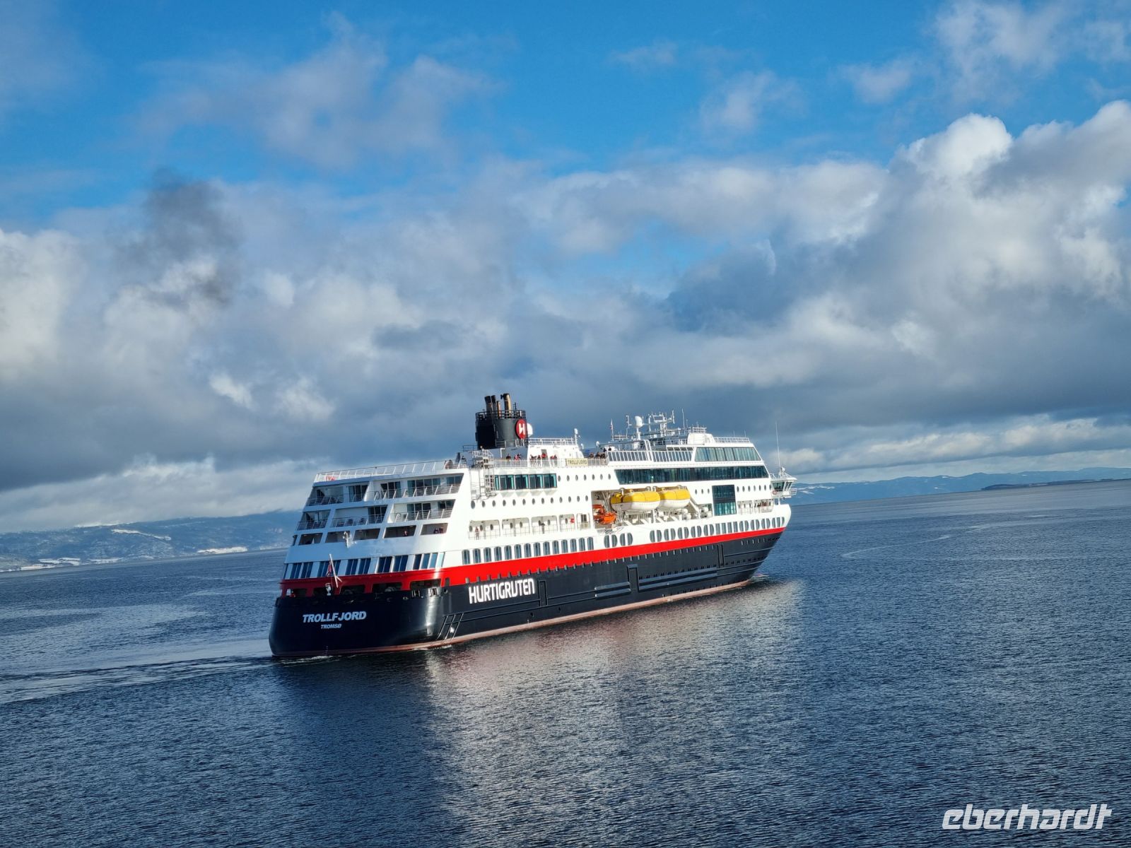 Trondheimfjord - Begegnung mit dem nordwärts gehenden Hurtigrutenschiff 