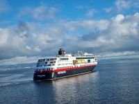 Trondheimfjord - Begegnung mit dem nordwärts gehenden Hurtigrutenschiff 