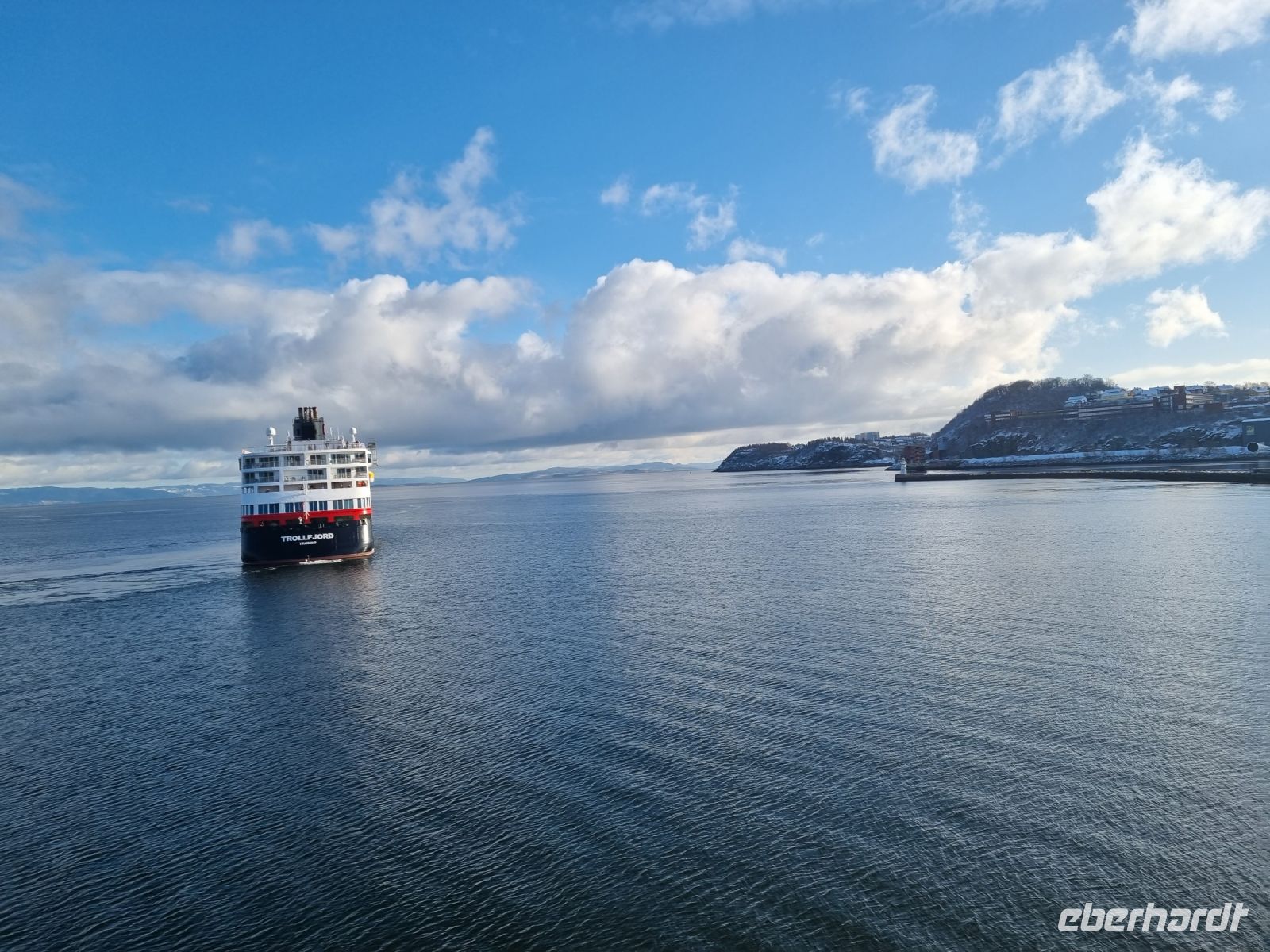 Trondheimfjord - Begegnung mit dem nordwärts gehenden Hurtigrutenschiff 