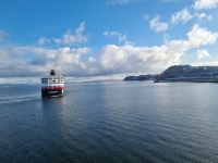 Trondheimfjord - Begegnung mit dem nordwärts gehenden Hurtigrutenschiff 