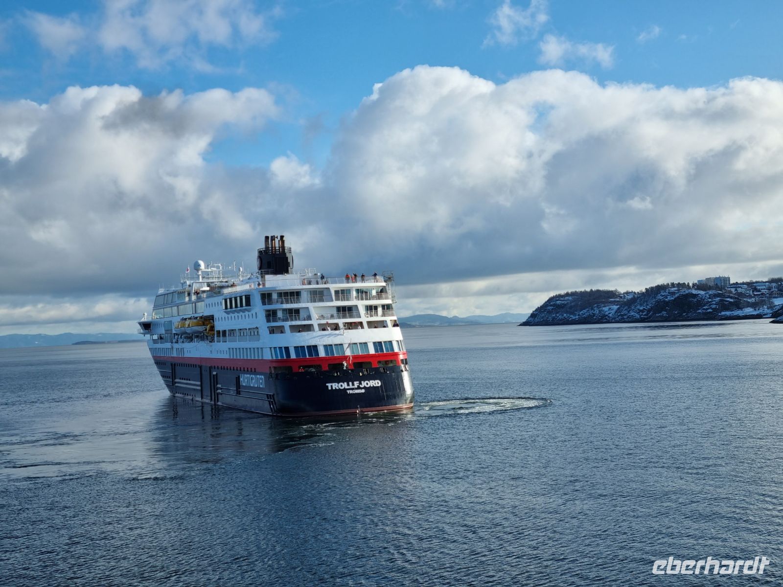 Trondheimfjord - Begegnung mit dem nordwärts gehenden Hurtigrutenschiff 
