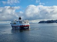 Trondheimfjord - Begegnung mit dem nordwärts gehenden Hurtigrutenschiff 