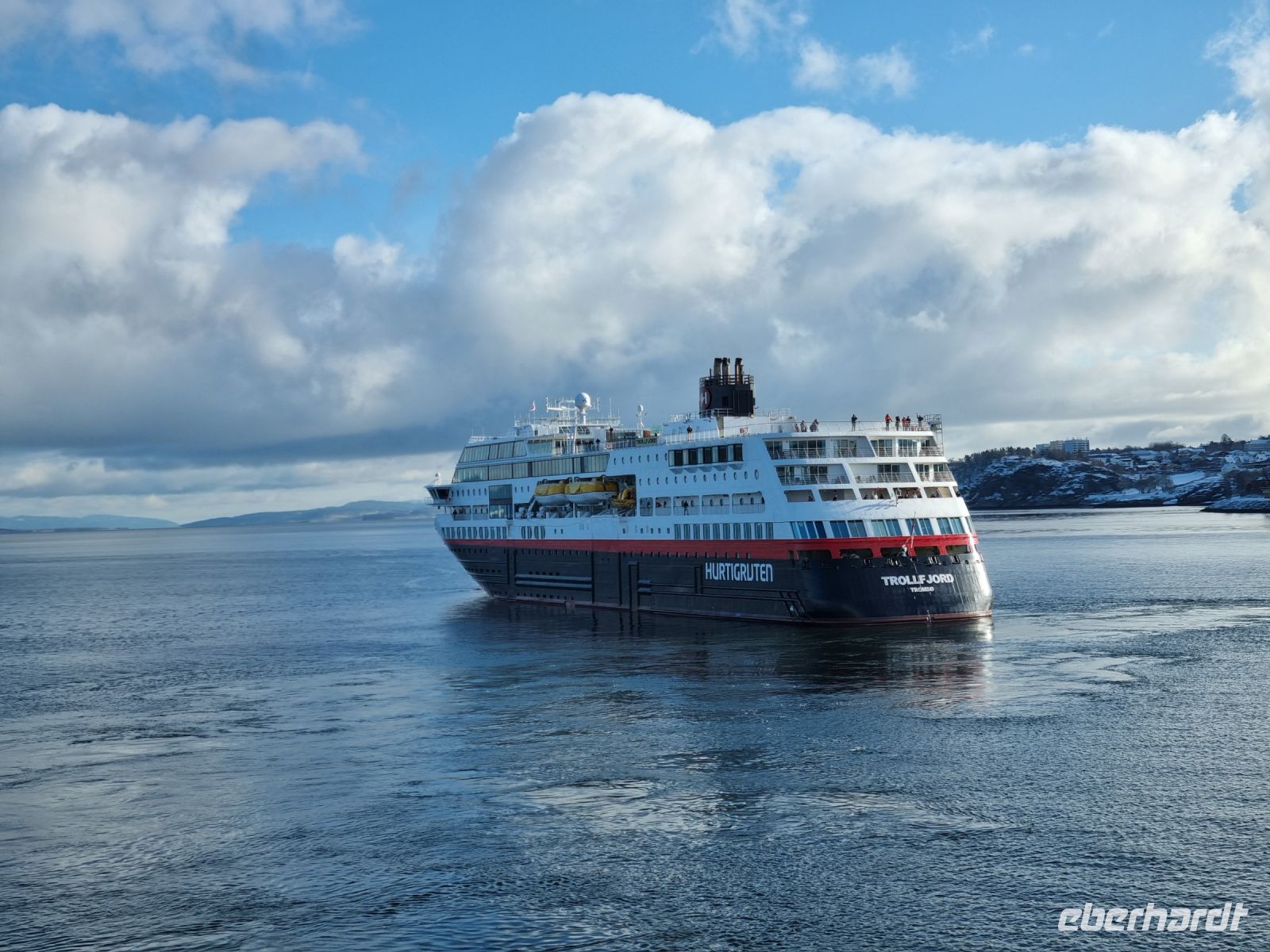 Trondheimfjord - Begegnung mit dem nordwärts gehenden Hurtigrutenschiff 